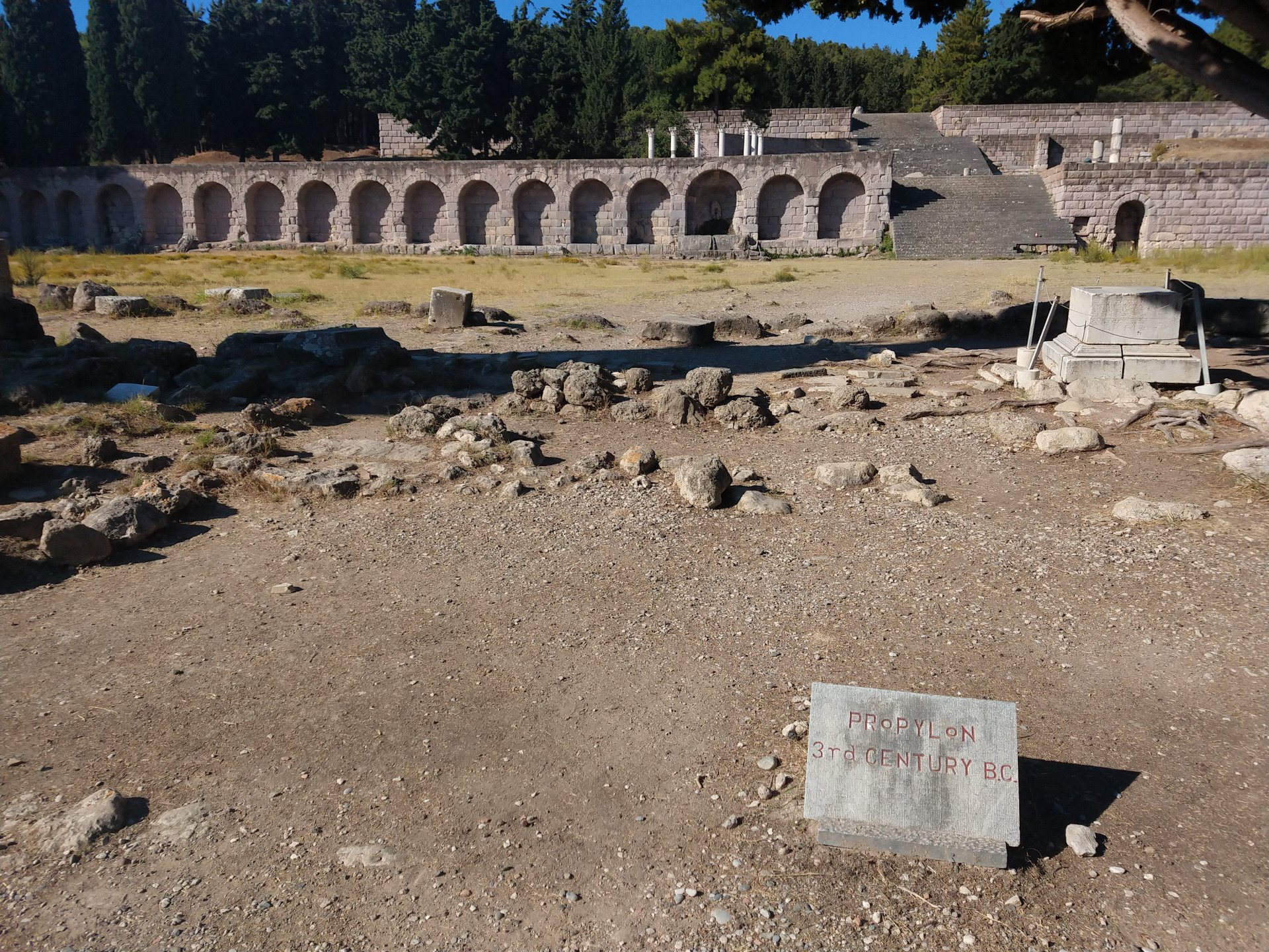 zbytky zadní části propylejí, vzadu výklenky ve zdi
