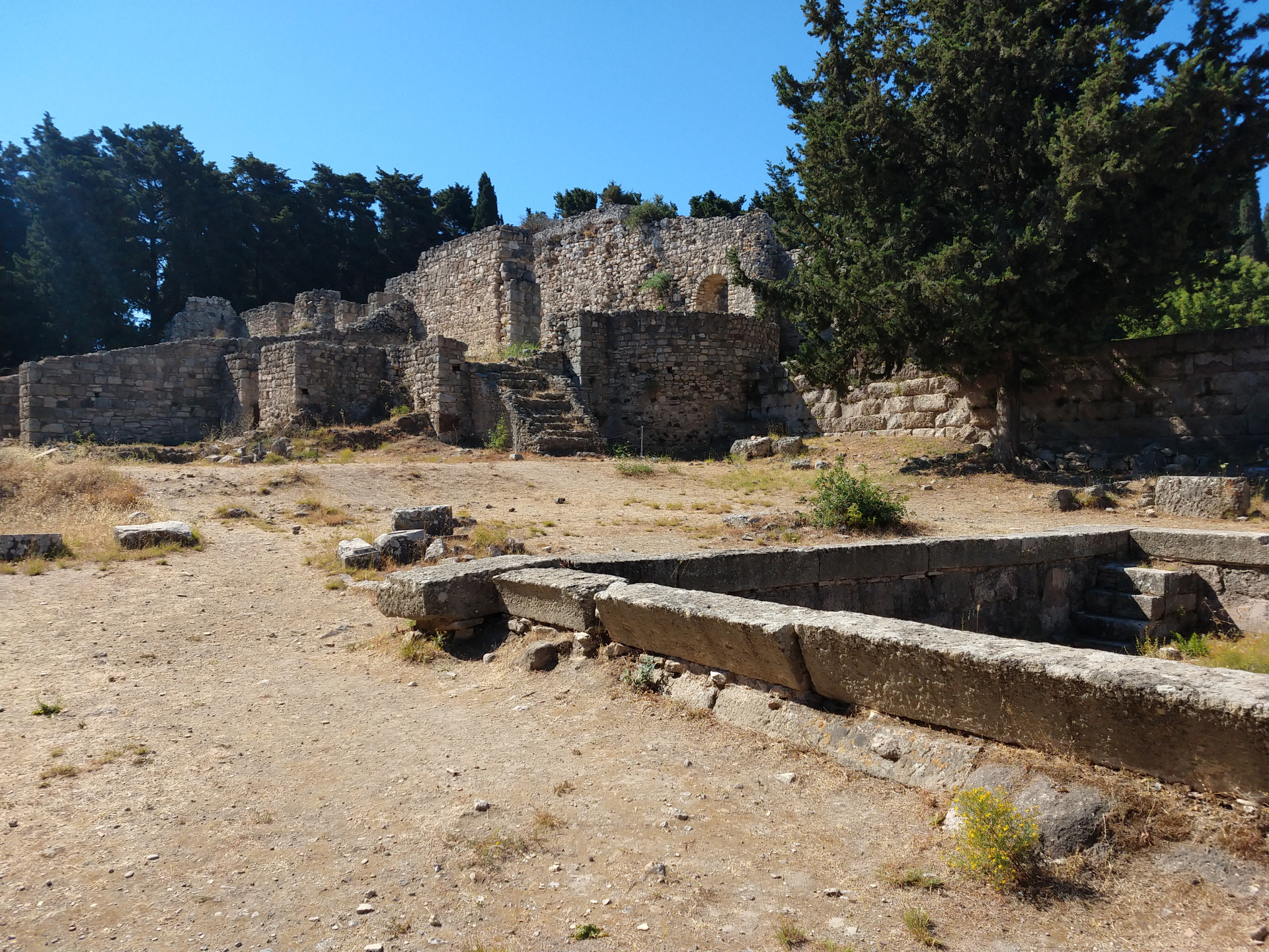 římské lázně s bazénem v popředí